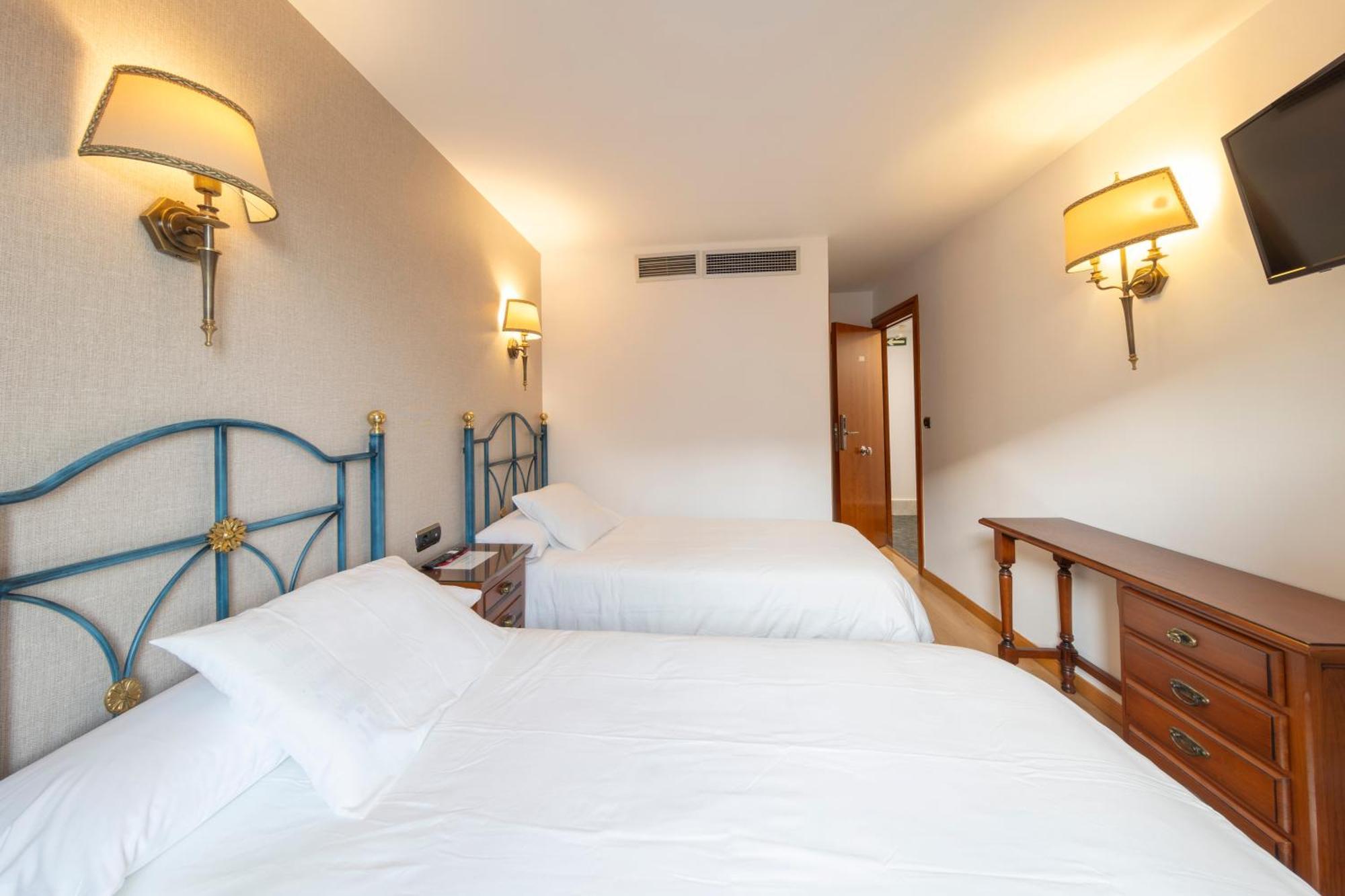 Hostal Sin Recep24H Puerta De La Villa - Pet Friendly & Restaurante Almazán Εξωτερικό φωτογραφία
