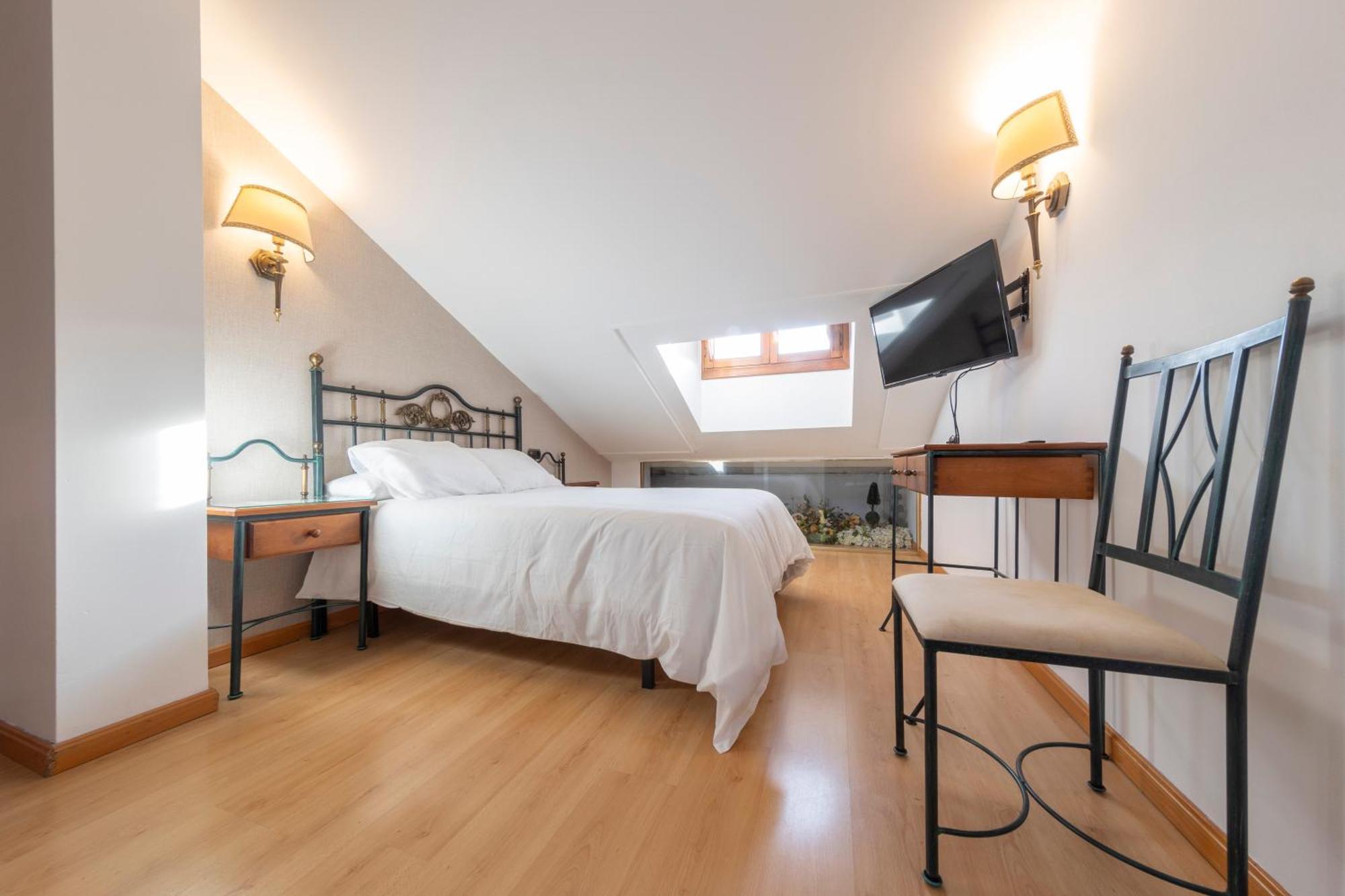Hostal Sin Recep24H Puerta De La Villa - Pet Friendly & Restaurante Almazán Εξωτερικό φωτογραφία